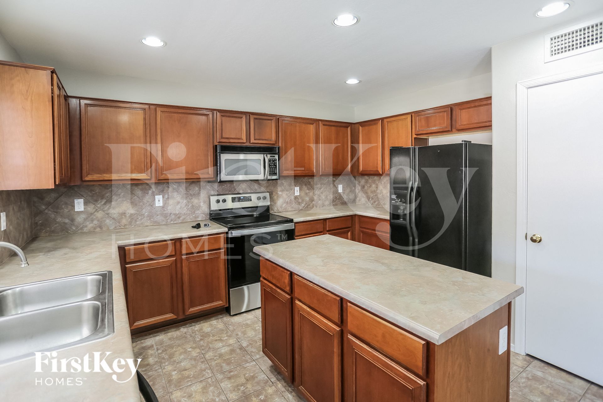 Building Photo - 15874 W Mohave St