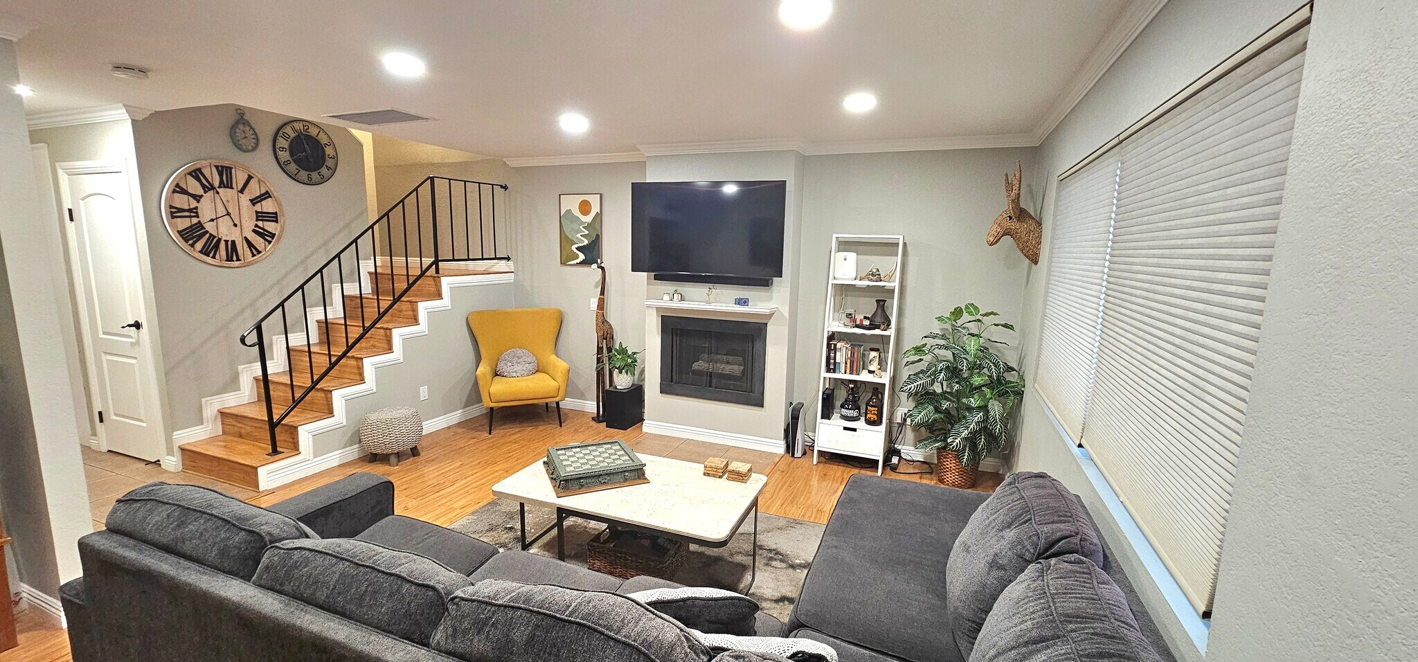 Living Room - 1910 W Palmyra Ave