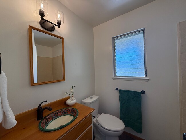 Building Photo - East End Ventura Gem - Spacious, Sunny & Immaculate