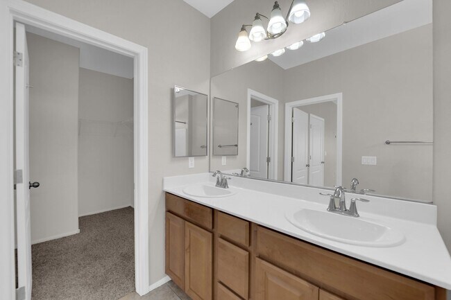 Building Photo - 3 bedroom home in gated community