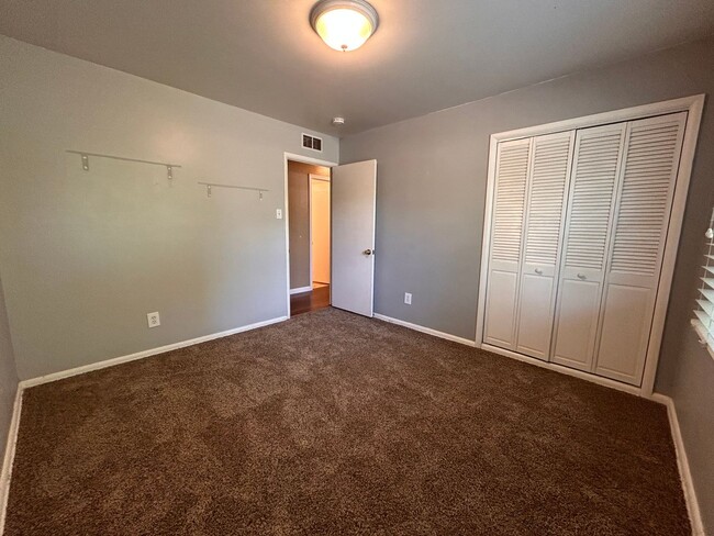 Building Photo - $0 DEPOSIT OPTION, U-HILLS, 4 BED, LARGE A...