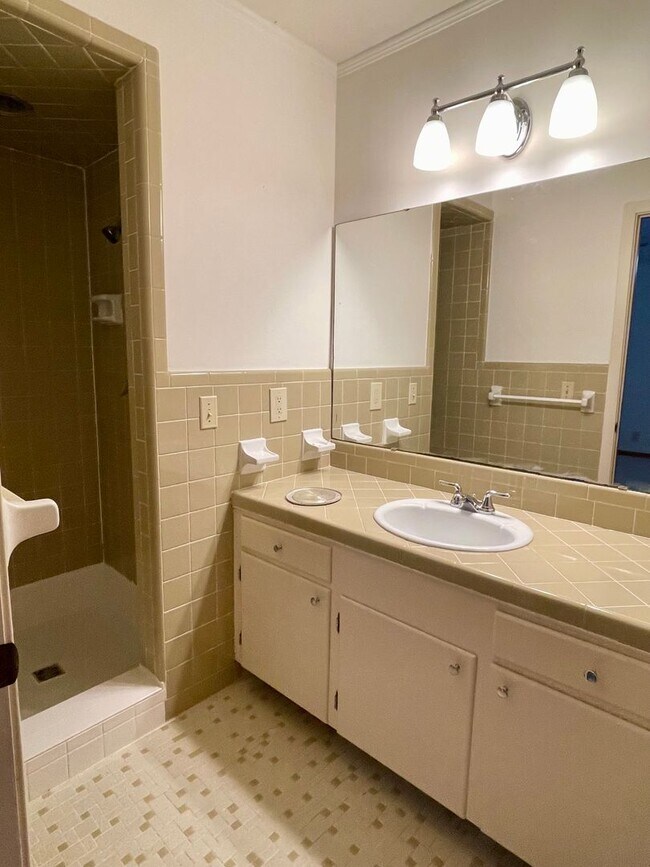 Building Photo - 4 bedroom home in the Heart of Oxford