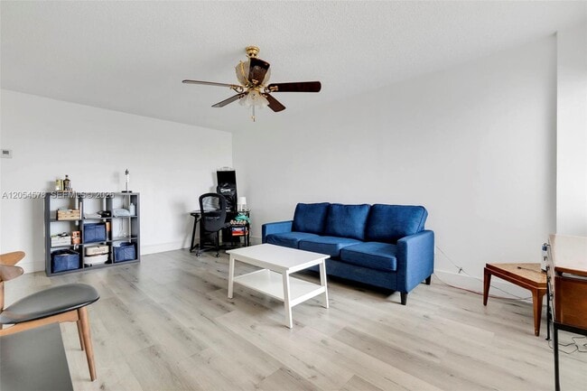 Building Photo - 900 SW 84th Ave