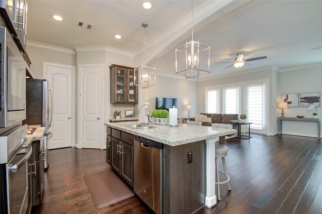 Building Photo - 2015 Royal Landing Dr