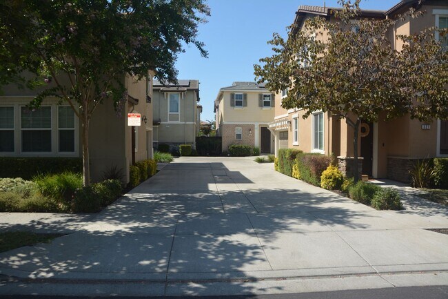 Building Photo - 321 MacArthur Way