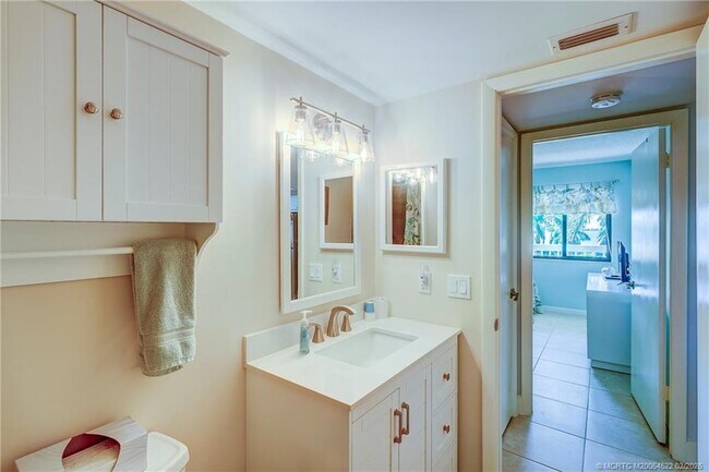 Building Photo - 40 NE Plantation Rd