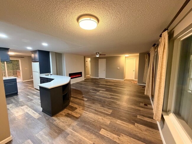 Building Photo - Private and quiet 3BD, 2 BA w/ 2 car garage near Fedrickson!