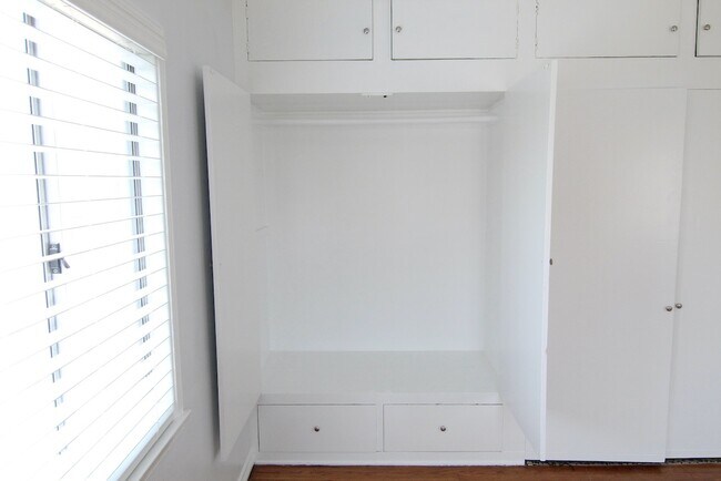 Building Photo - 9217 Alcott St