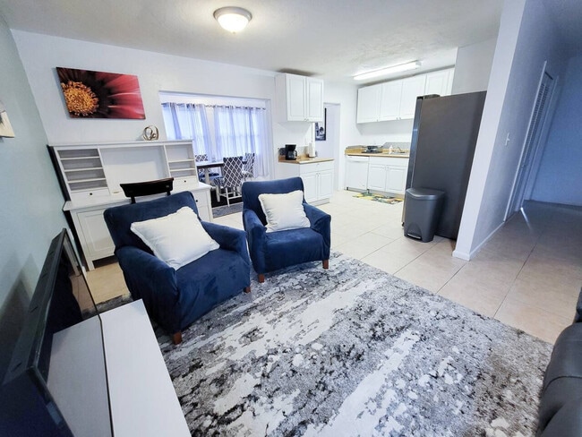 Building Photo - 735 SE 4th Ave