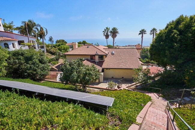 Building Photo - Aqua Vista - Entertainers Playhouse