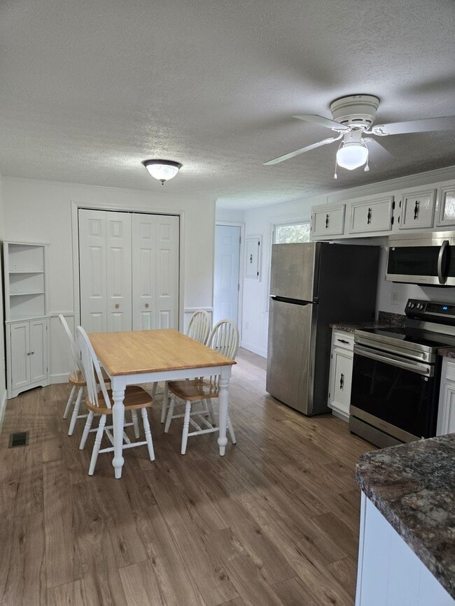Building Photo - Lovely Rambler on large corner lot