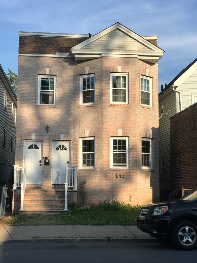 Building Photo - 242 Sanford St