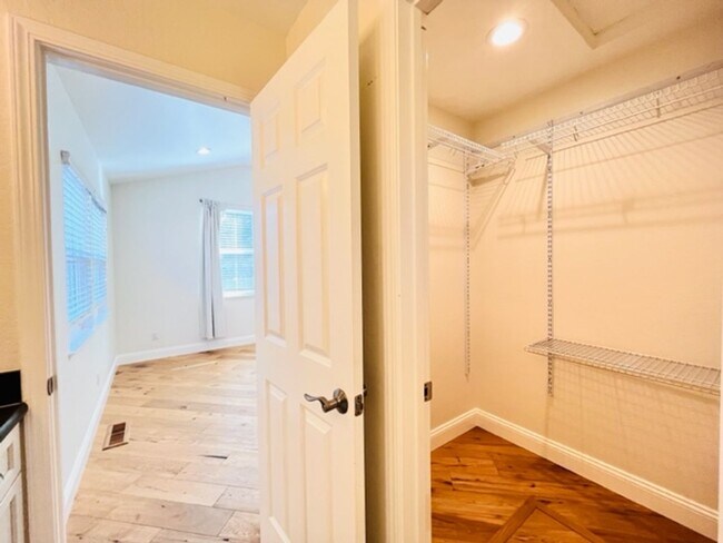 Building Photo - Charming and Move-in Ready 3BD/2BA, Single...