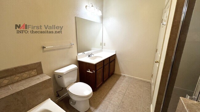 Building Photo - 2 Bedrooms, 2 Baths