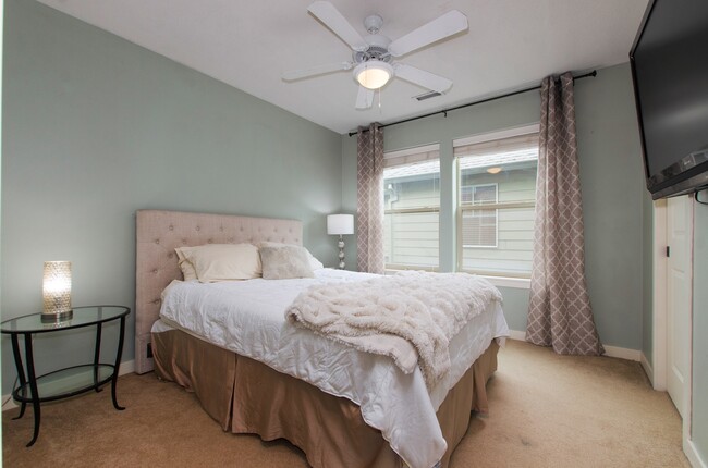 Building Photo - Large 3 bdrm / 2.5 bath with open floor pl...