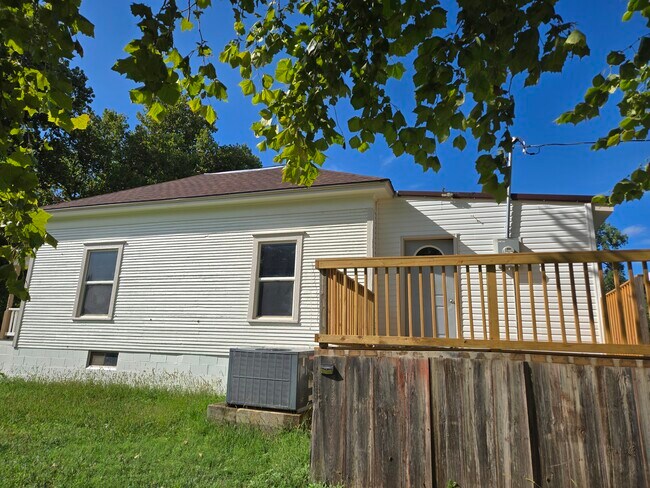 Building Photo - 123 King St