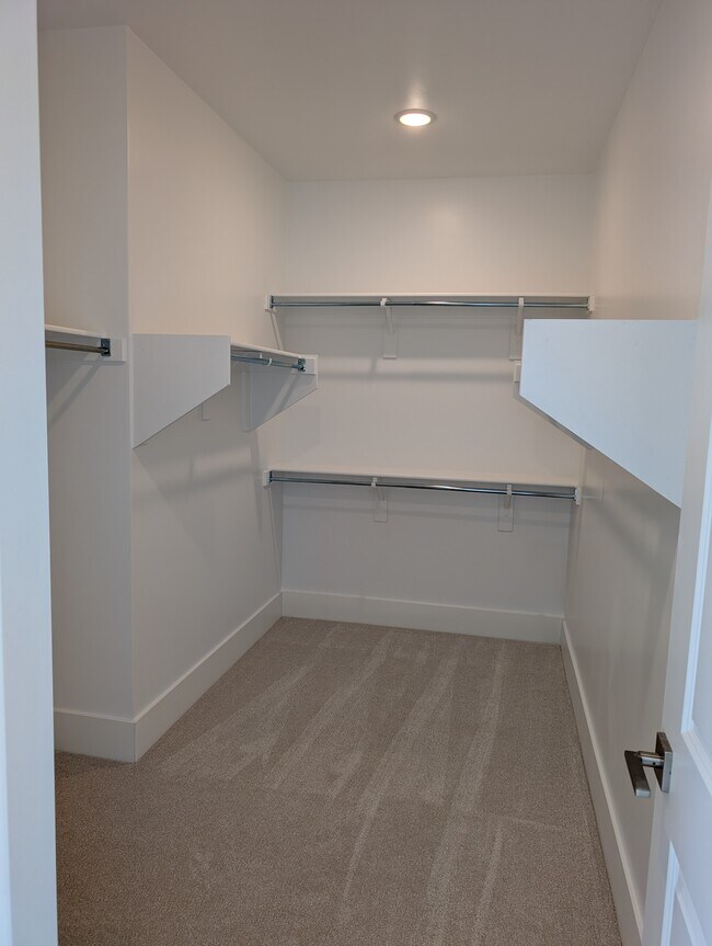 Building Photo - 2102 N Woodburn Pl