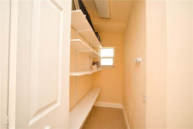 Building Photo - 412 SW 13th St