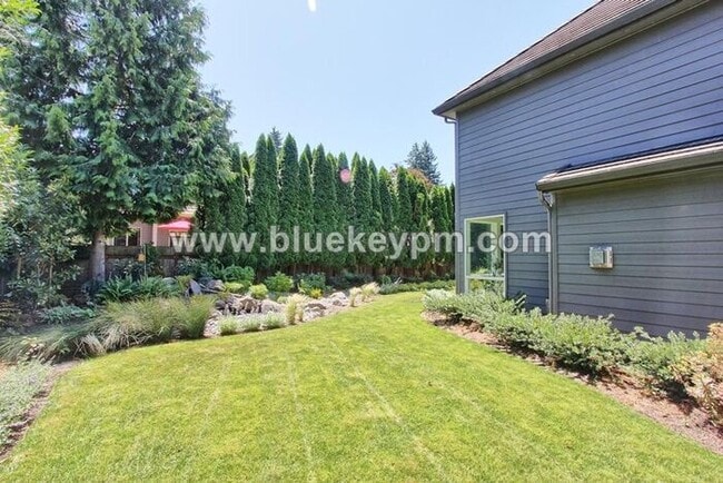 Building Photo - 3 Bed, 2.5 Baths Luxury Home Located Near ...