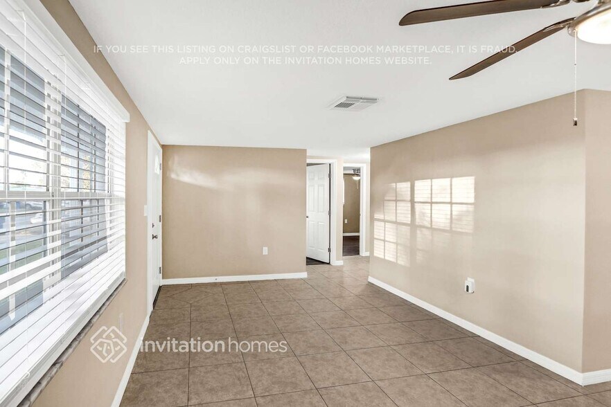 Building Photo - 9900 Lakeside Ln