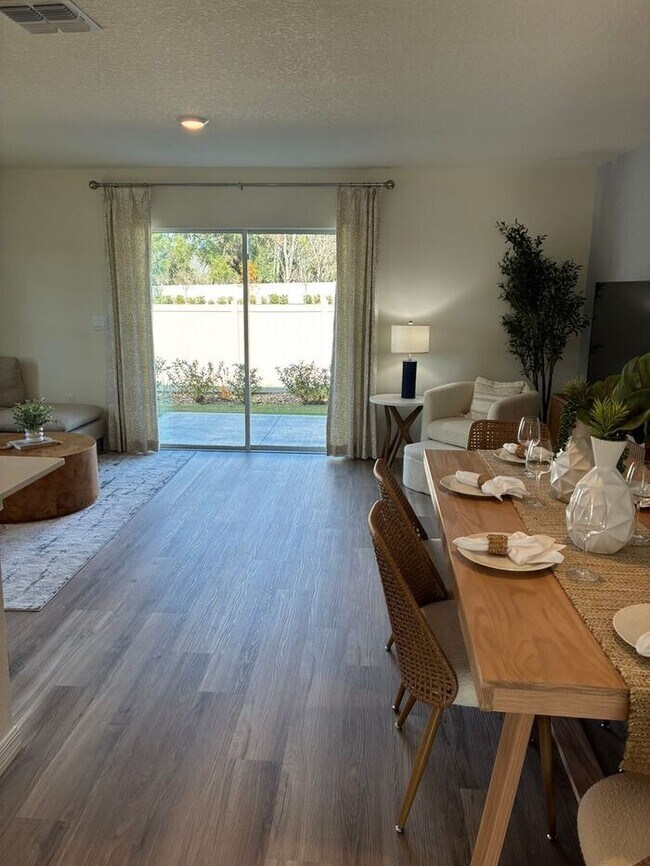 Building Photo - 3 Bedroom, 2.5 Bath Townhome