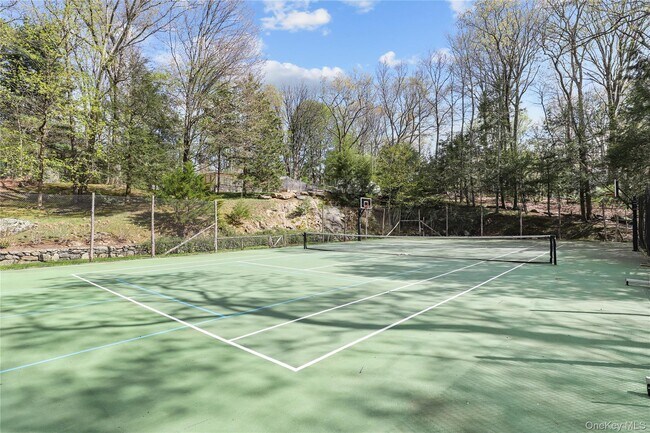 Building Photo - 10 Upland Rd N