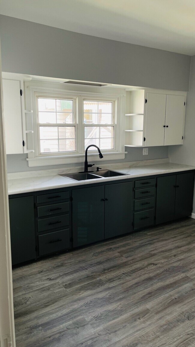 Building Photo - 837 Park St