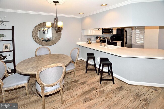 Building Photo - 6940 Fairfax Dr