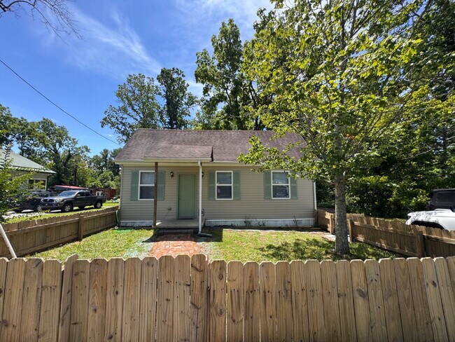 Building Photo - Fully renovated 2 bed/1 bath home with fenced front yard