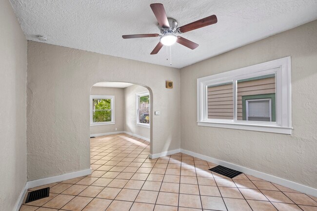 Building Photo - 1120 Fountain St NE