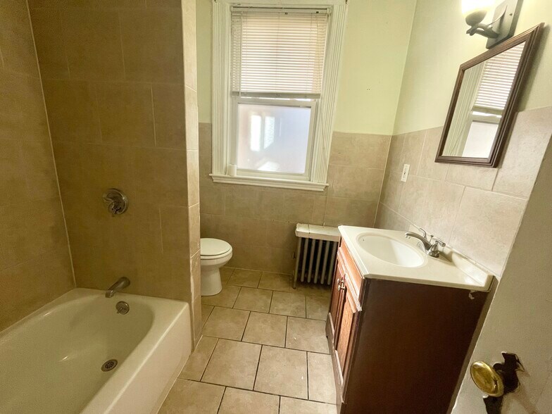 Building Photo - 148 Strathmore Rd