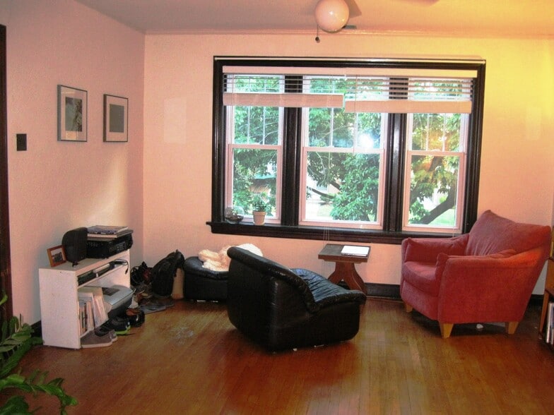 Huge windows - this facing front to the South. - 6633 Alamo Avenue