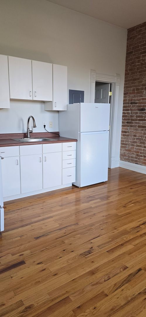 Building Photo - Charming Historic Studio in the Heart of D...