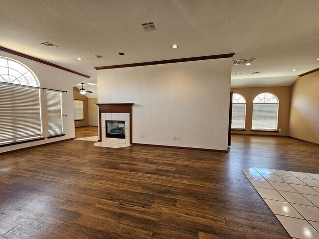 Building Photo - (3) Bed/(2) Bath in West Norman's Castlero...