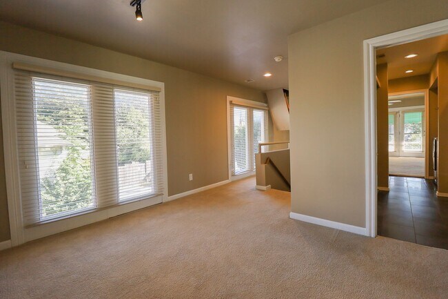 Building Photo - 1 Bed | 1.5 Bath Near Downtown Tulsa!