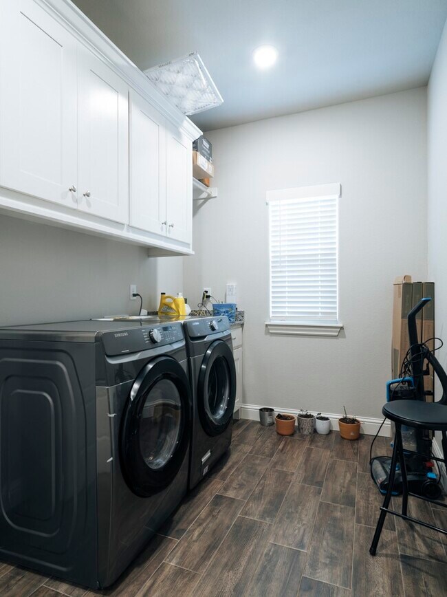 Building Photo - 940 W Ashmore Landing Loop