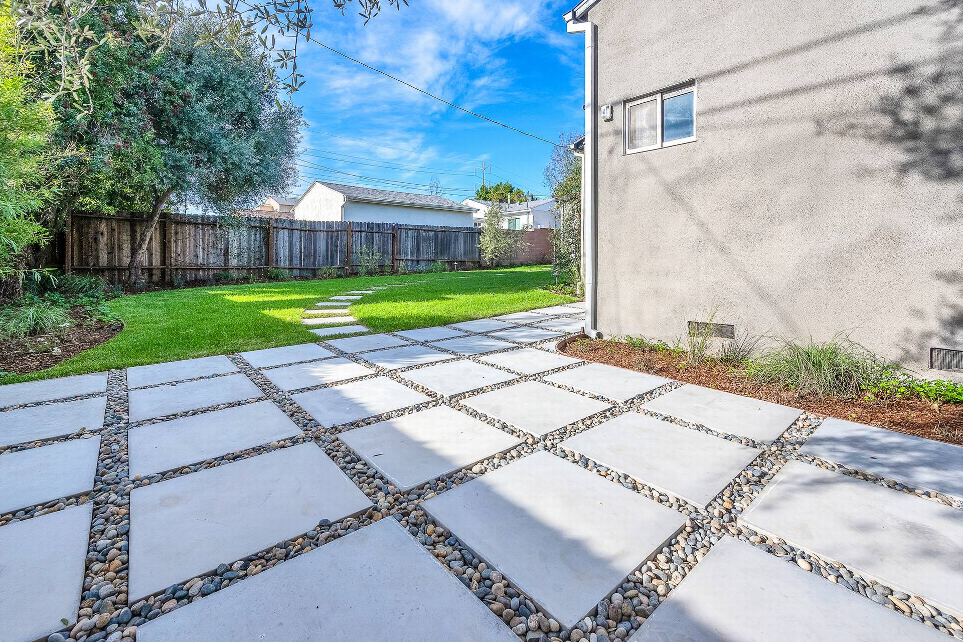 Building Photo - 616 W Ellis Ave