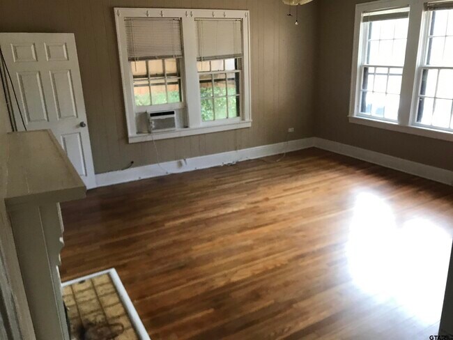 Building Photo - 208 W Phillips St