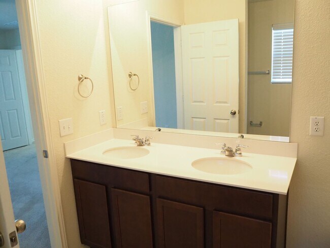 Building Photo - 3 Bed 2 Bath in Providence Village