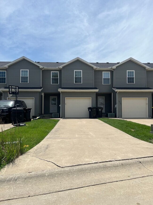 Building Photo - High End Duplex on Normal's East Side!