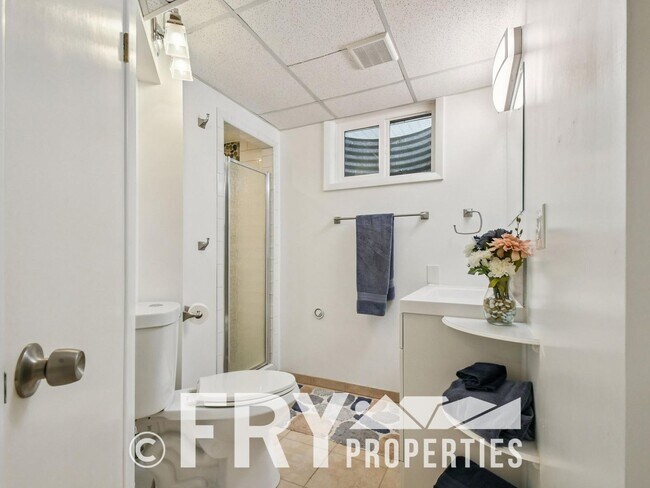 Building Photo - Spacious Five-Bedroom - Great For Entertaining