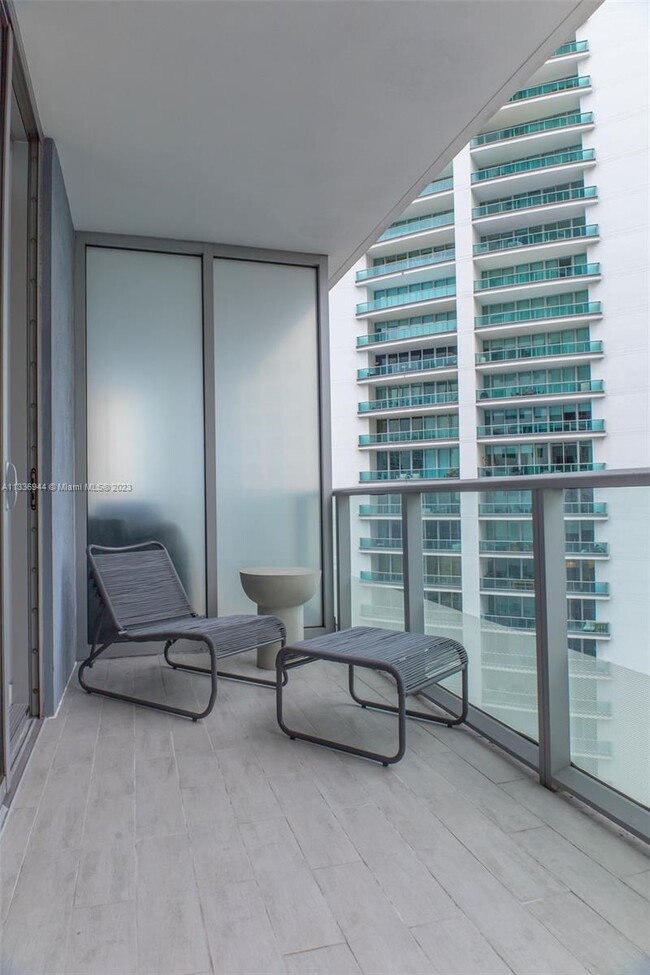 Building Photo - 1300 Brickell Bay Dr