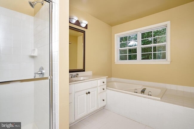 Building Photo - 138 Whispering Oaks Dr