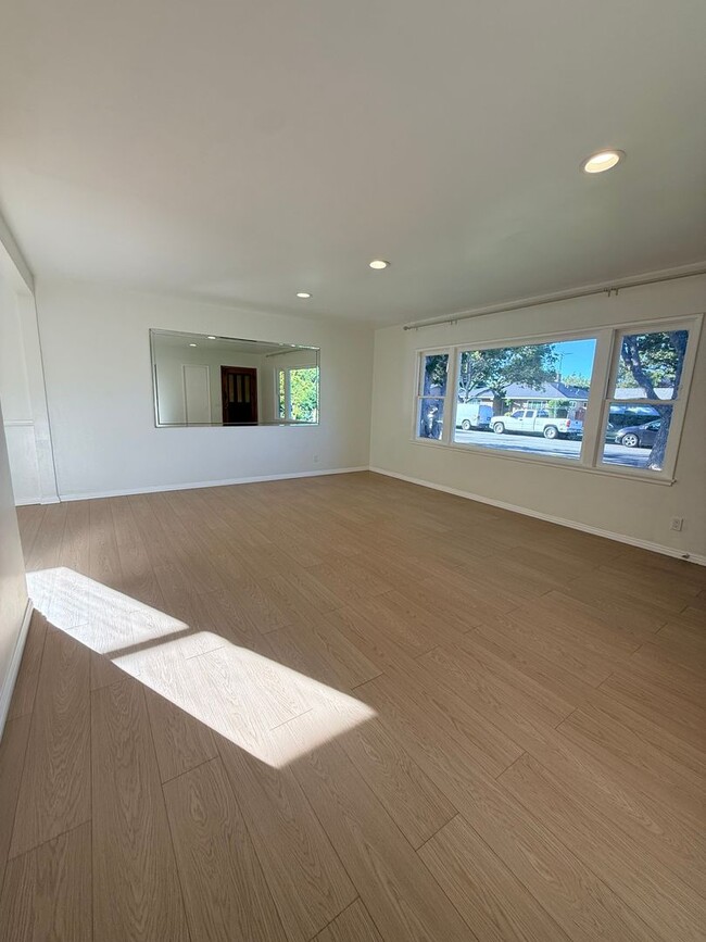 Building Photo - 3Bd House w/ HUGE Yard + RV Parking + New Appliances!