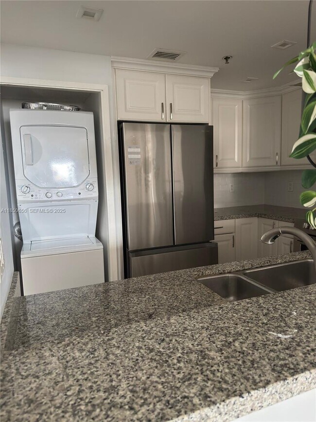 Building Photo - 540 Brickell Key Dr