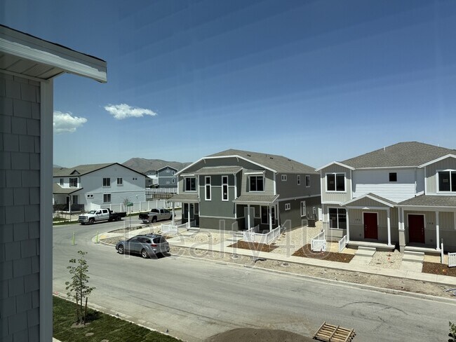 Building Photo - 203 E Arcade Dr