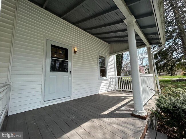 Building Photo - 5 Locust St