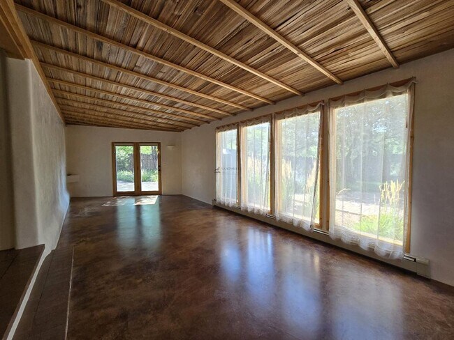 Building Photo - 133 Valley Dr