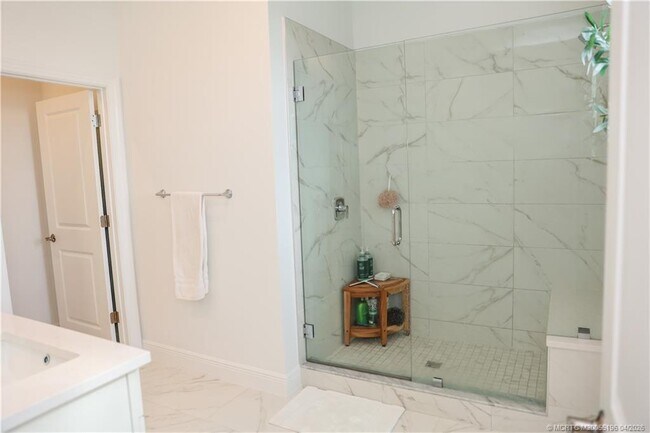 Building Photo - 950 SW Pr Ave