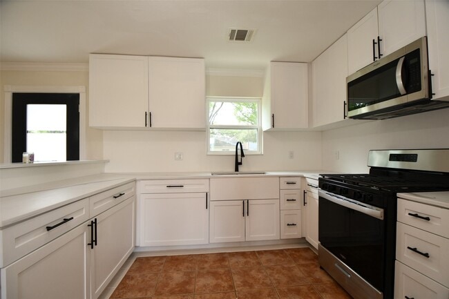 Building Photo - 10946 Fullerton Dr